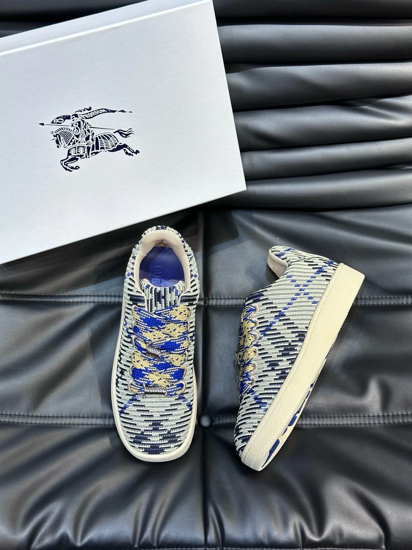 Factory price: 458💰Burberry Box series👫 Thick-soled casual sports shoes for couples, cool sneakers and bread shoes, purchased and developed from the original version, the top version of Box series sports shoes, made of original plaid/knitted fabric, embellished with EKD embossing. Made of mesh lining, the laces are decorated with metal coils, the rubber sole is decorated with the Burberry letter logo, and the original molded 3.5CM two-color T men's shoe 💰U outsole! Code number: 35-45 (35-45 customized)